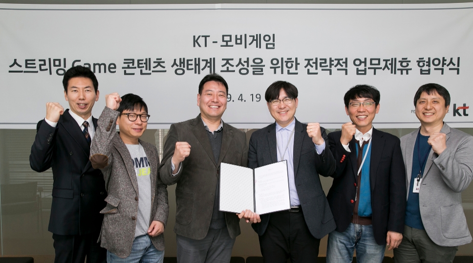 △협약식에 참석한 주요 관계자들이 기념 촬영을 하고 있다. 사진 왼쪽부터 김현광 휴먼웍스 본부장, 정일태 그라비티 차장, 전대진 KT 콘텐츠플랫폼사업담당 상무, 송원영 모비게임 대표, 신동준 123게임즈 대표, 이주헌 모비게임 팀장/사진=KT