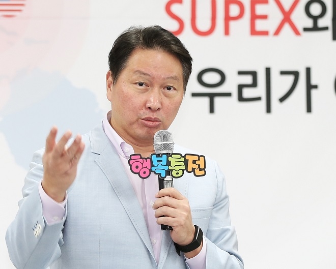 최태원 SK 회장이 SK이노베이션 서산 배터리 공장 구성원들과 행복 토크(Talk)를 진행하고 있다. (사진=SK이노)