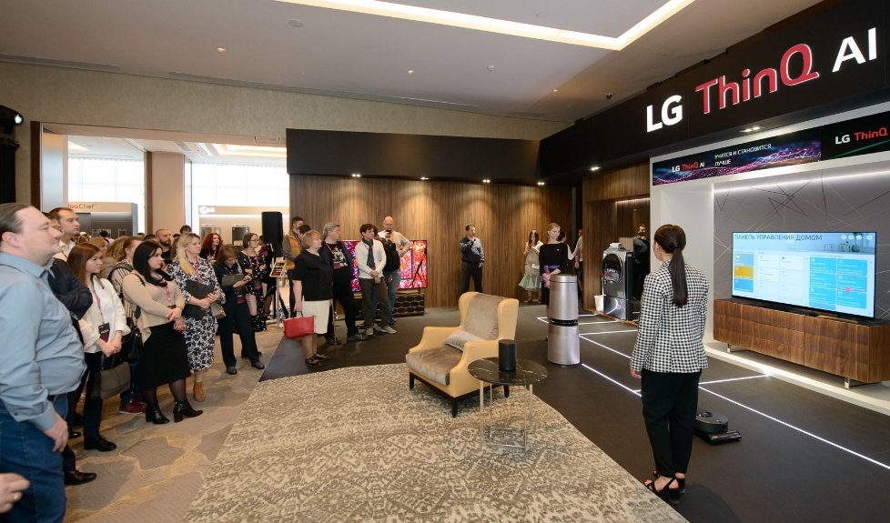 △현지시간 19일 모스크바에서 열린 LG전자 신제품 발표 행사에 참석한 거래선, 현지기자 등이 LG 올레드 TV로 LG 씽큐 제품 상태 확인 또는 제어할 수 있는 '인공지능 홈보드' 기능을 체험하고 있다/사진=LG전자