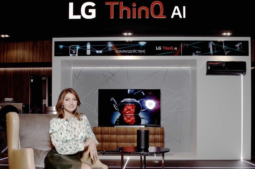 △현지시간 19일 모스크바에서 열린 LG전자 신제품 발표 행사에 참석한 러시아 배우 아나스타시아 마키에바가 LG 씽큐 인공지능 제품 앞에서 포즈를 취하고 있다/사진=LG전자