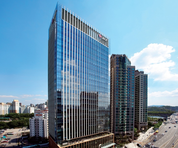 △탄소 경영 우수기업 5년 연속 수상한 LG유플러스 용산 사옥의 전경/사진=LG유플러스