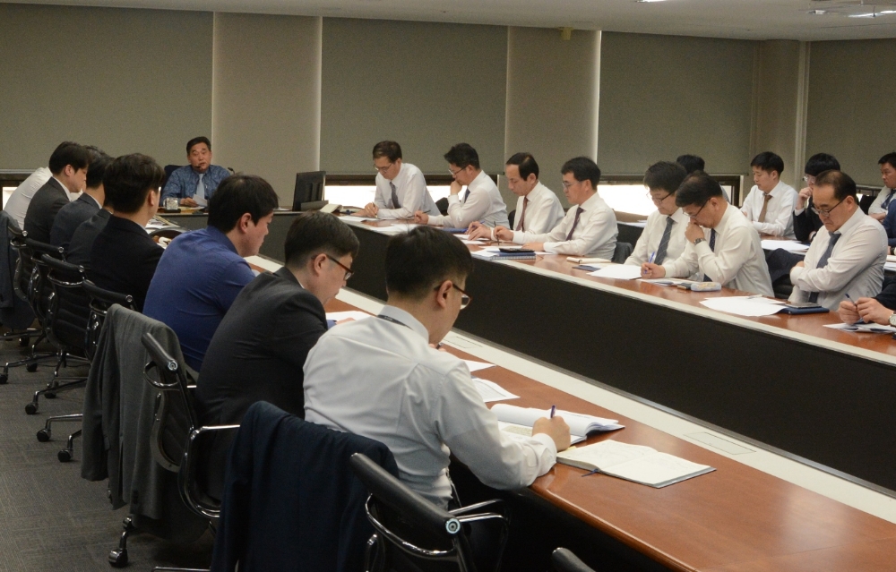 김기홍 JB금융지주 회장(가운데)이 22일 진행된 경영전략회의에서 CEO 특강을 하고 있다./사진=JB금융지주