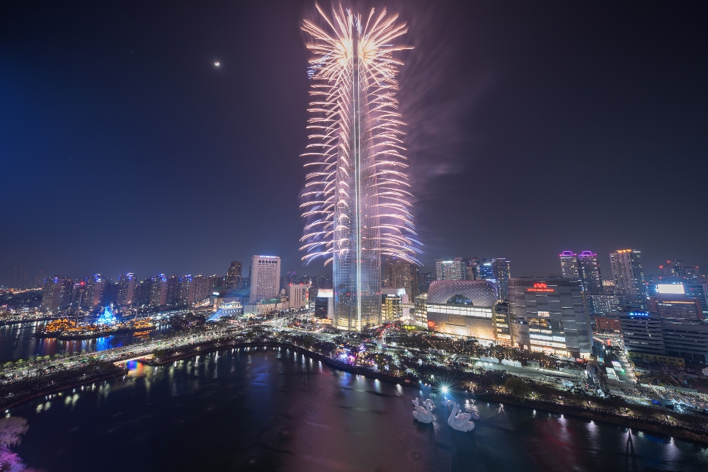 2017년 롯데월드타워 그랜드오프닝 당시 불꽃축제 모습. /사진제공=롯데물산