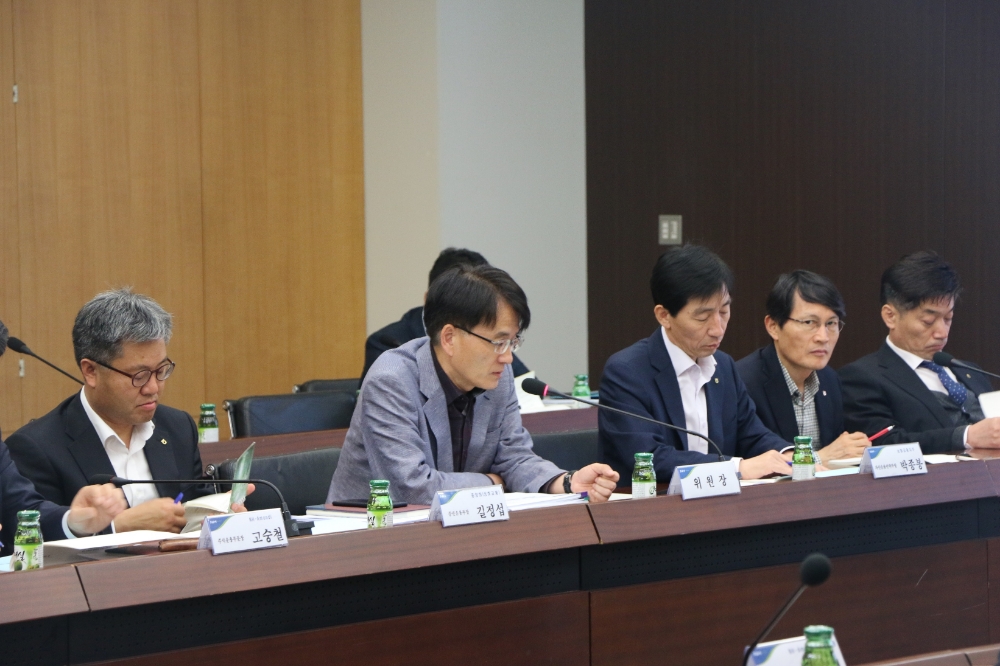 26일 서울 중구 농협금융 본사에서 열린 자산운용 전략회의에서 손병환 사업전략부문장(왼쪽에서부터 두 번째)이 직원들과 토의를 하고 있다./사진=NH농협금융