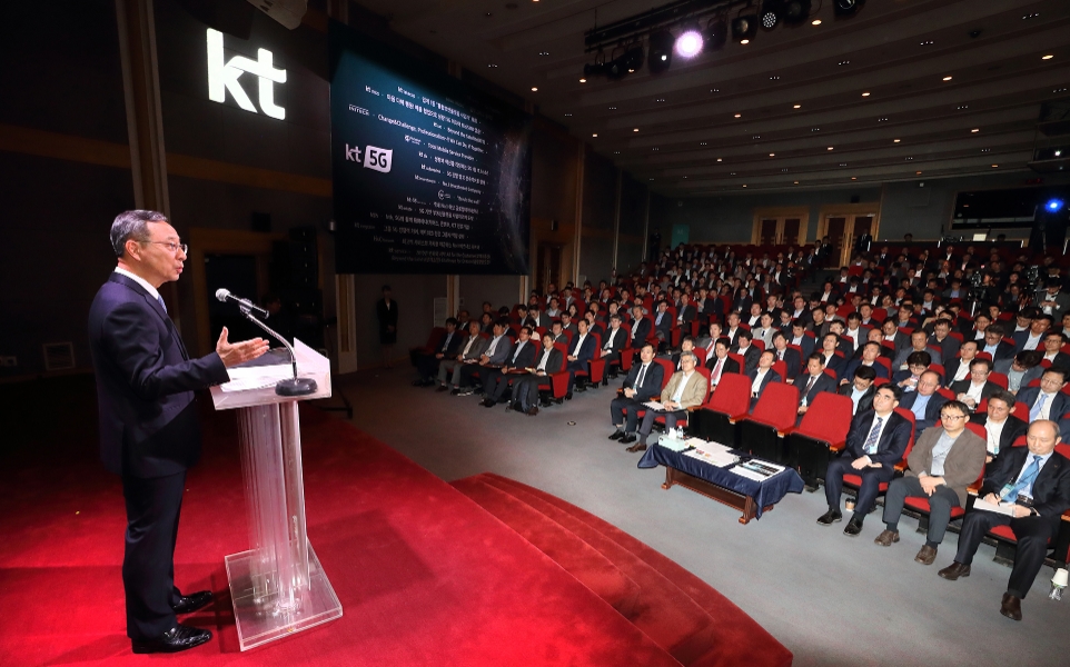 △황창규 KT 회장이 그룹사 430여 명에게 5G 서비스를 강조하는 모습/사진=KT