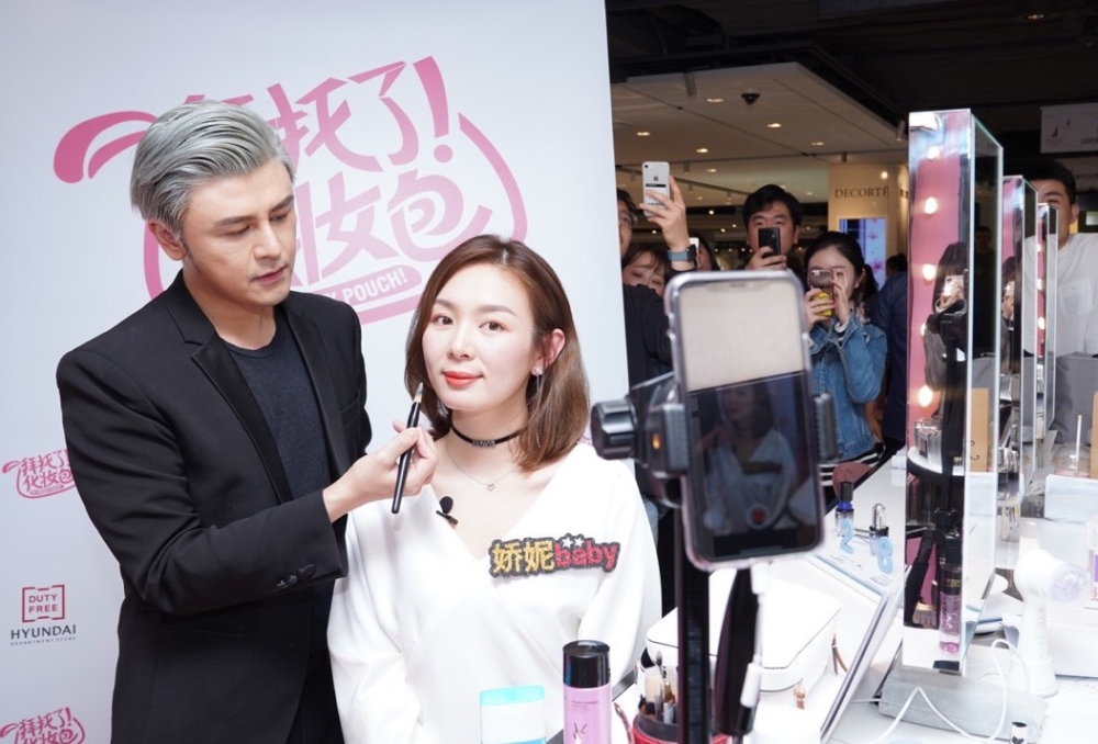 지난 26일, 현대백화점면세점 무역센터점 9층 화장품 매장에서 로레알그룹 전속 메이크업 아티스트 '빅 투'(사진 왼쪽)가 중국 뷰티 분야 인기 왕홍 '조니 베이비'(사진 오른쪽)에게 메이크업 시연을 하고 있는 모습. /사진제공=현대백화점면세점