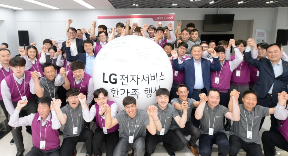△LG전자는 2일 서울 강서구에 위치한 강서서비스지점에서 LG전자 서비스 직고용 한가족 행사를 열었다. LG전자 임직원들이 서비스지점에 대한 소망을 위시볼(Wish Ball)에 작성한 후 기념촬영을 하고 있다/사진=LG전자 