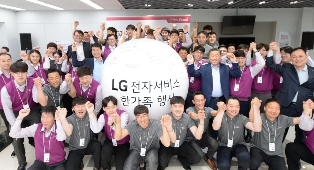 △LG전자는 2일 서울 강서구에 위치한 강서서비스지점에서 LG전자 서비스 직고용 한가족 행사를 열었다. LG전자 임직원들이 서비스지점에 대한 소망을 위시볼(Wish Ball)에 작성한 후 기념촬영을 하고 있다/사진=LG전자
