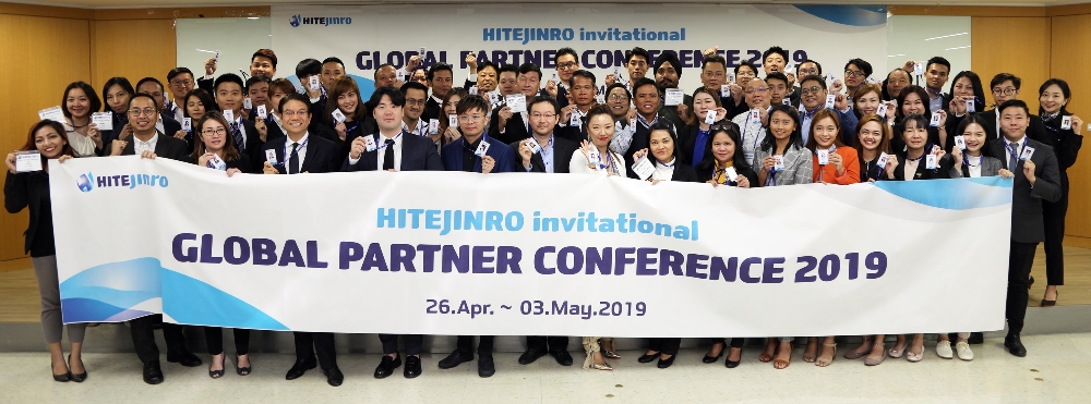 '2019 글로벌 파트너 컨퍼런스'에 참가한 아시아태평양 지역 6개국 글로벌 파트너들과 하이트진로 해외사업본부 직원 등 총 60여명이 사원증을 들고 기념 촬영을 하고 있다. /사진제공=하이트진로