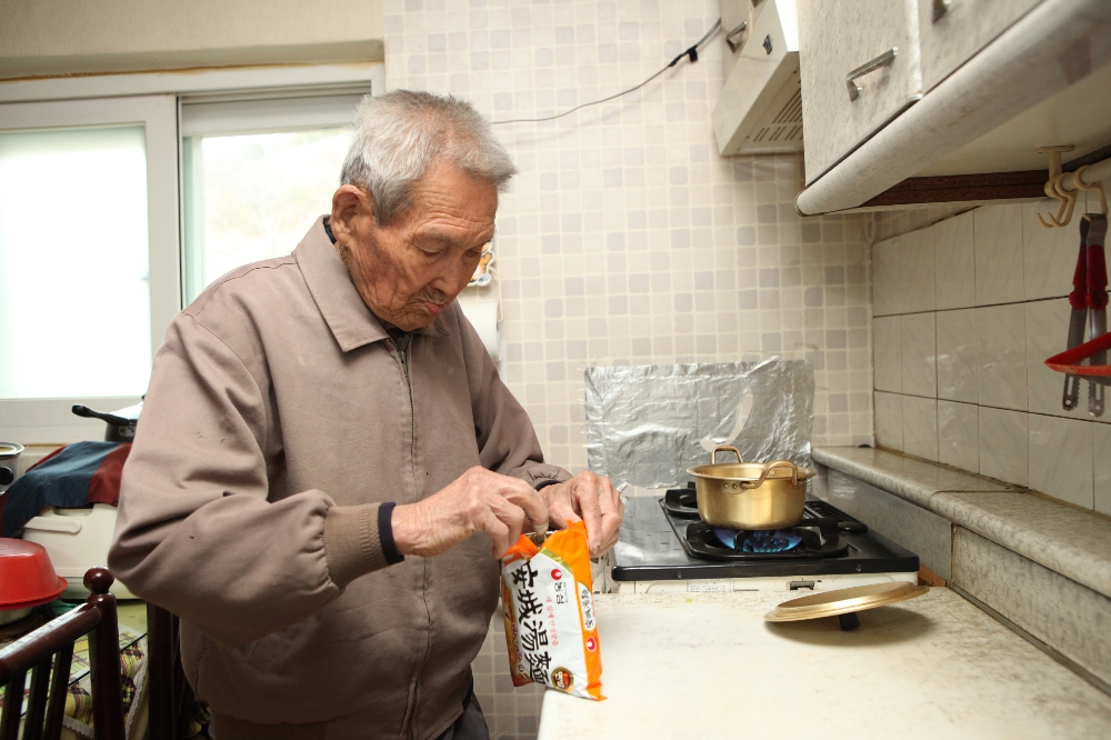 안성탕면을 끓이는 박병구 할아버지. /사진제공=농심