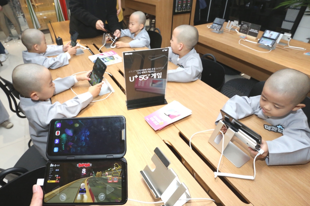 △조계사 단기 출가 보리수 새싹학교에 참여 중인 동자승들이 5G 게임을 체험하고 있다/사진=LG유플러스
