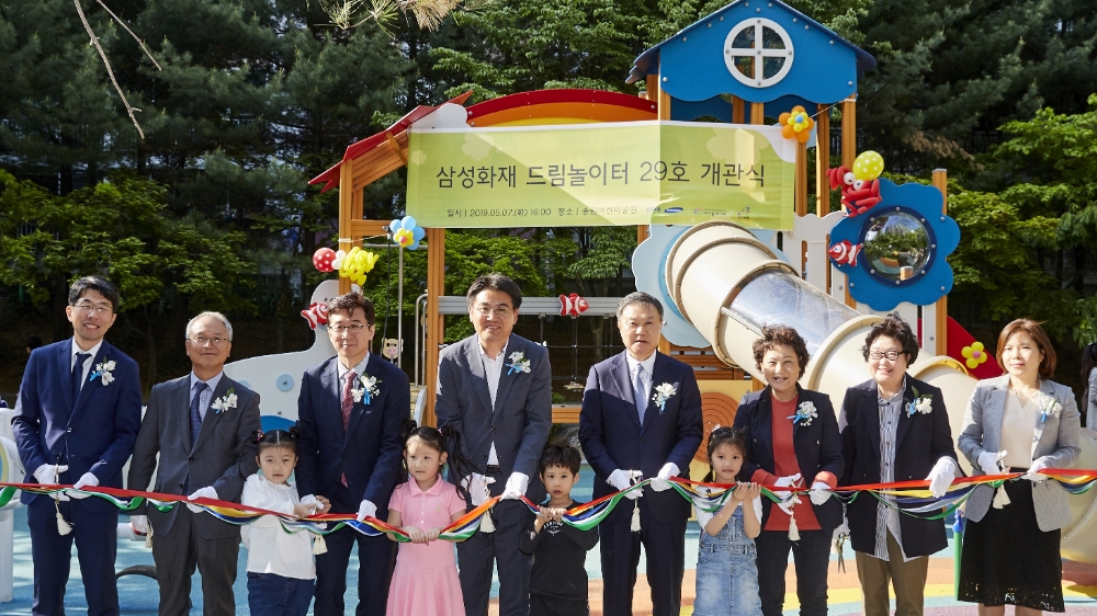 △ 박두준 아이들과미래재단 상임이사(왼쪽에서 2번째), 고용진 국회의원(3번째), 오승록 노원구청장(4번째), 최영무 삼성화재 사장(5번째) 등이 참석한 가운데 삼성화재 드림 놀이터 29호 테이프 커팅식을 진행하고 있다. / 사진=삼성화재