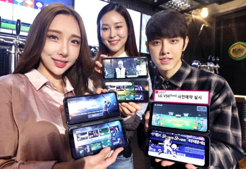 △LG유플러스 모델들이 V50 씽큐 모델 사전 예약 행사를 홍보하고 있다/사진=LG유플러스