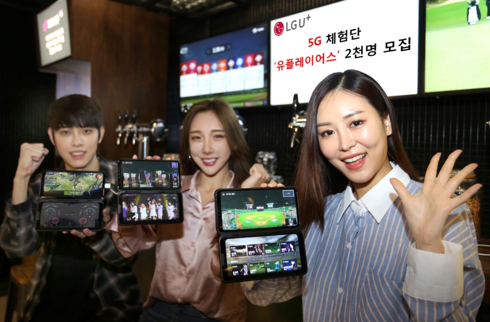 △LG유플러스 모델들이 V50 씽큐 기기를 통해 야구, 아이돌LIVE 등의 서비스를 즐기고 있다/사진=LG유플러스