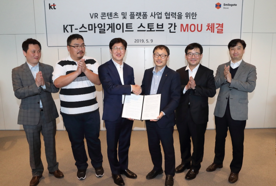 △협약식에 참석한 주요 관계자들이 기념 촬영을 하고 있다. 사진 왼쪽부터 여승환 스마일게이트 홀딩스 기술지원총괄 이사, 유재현 스마일게이트 홀딩스 경영지원 실장, 양동기 스마일게이트 대외담당 사장, 김훈배 KT Customer&Media부문장 구현모 사장, 뉴미디어사업단 단장, 박정호 IM사업담당 상무/사진=KT