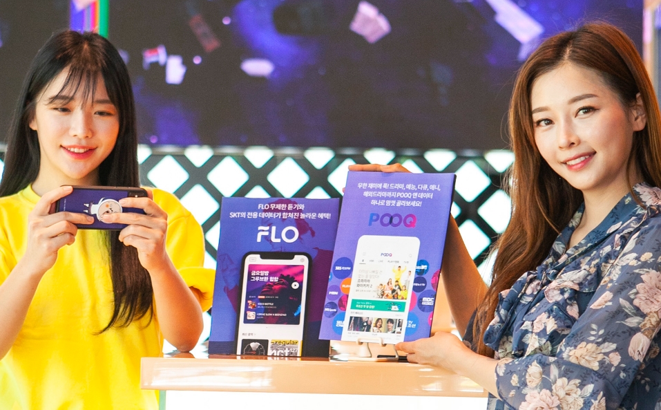 △SK텔레콤 모델들이 새로이 출시된 푹 앤 데이터와 플로 앤 데이터 상품을 홍보하고 있다/사진=SKT