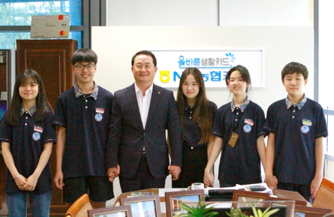 다애다문화학교 학생들이 오카리나 연주를 마치고 이인기 NH농협카드사장(왼쪽에서 두 번째)과 함께 기념촬영을 하고 있다. / 사진 = NH농협카드