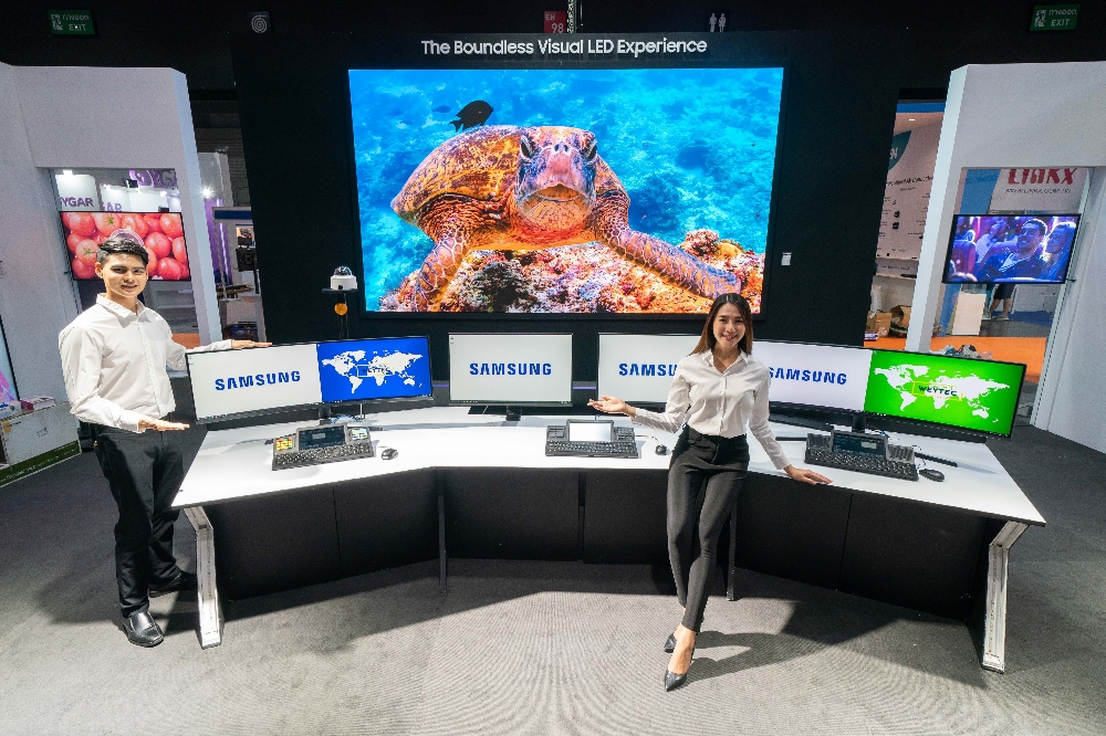 ●삼성전자 모델들이 동남아 인포콤 2019를 홍보하고 있다/사진=삼성전자
