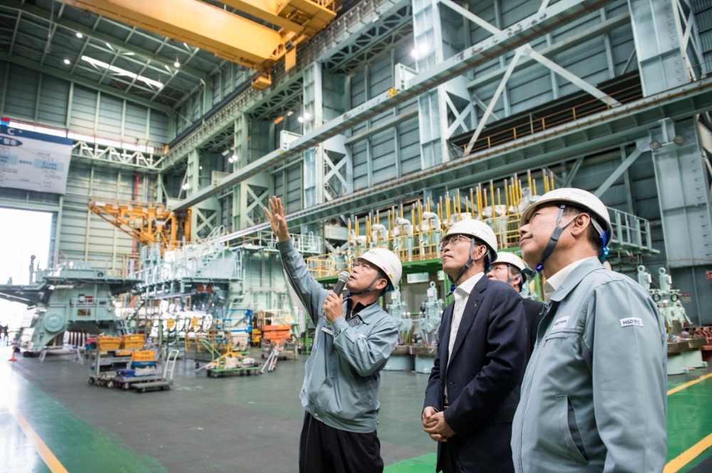 은성수 수출입은행장(사진 앞줄 왼쪽에서 두 번째)이 16일 경남 창원시에 소재한 거래기업 HSD엔진을 찾아 고영열 HSD엔진 대표이사(맨 오른쪽)에게 관련업계의 애로사항을 직접 청취하고 있다./ 사진= 수출입은행