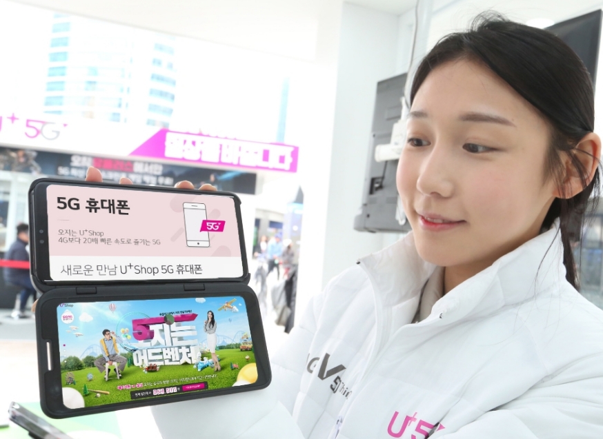 ●LG유플러스 모델이 LG전자 V50 씽큐 판매를 홍보하는 모습/사진=LG유플러스