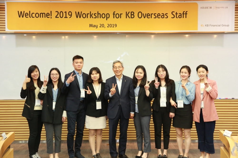 윤종규 KB금융지주 회장(왼쪽에서 다섯번째)과 ‘국외점포 현지직원 Workshop’에 참석한 현지직원들이 행사장에서 기념촬영을 하고 있다. / 사진= KB금융지주