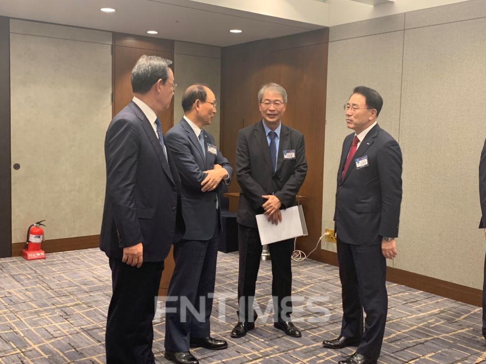 김태영 은행연합회장(왼쪽), 최운열 의원, 임종룡 전 금융위원장, 조용병 신한금융지주 회장이 한국금융미래포럼 VIP세션에서 이야기를 나누고 있다./사진=전하경 기자