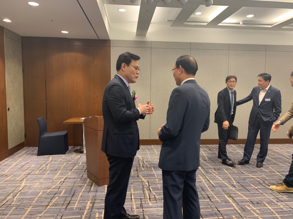 최종구 금융위원장(왼쪽)이 최운열 의원과 이야기를 나누고 있다./사진=전하경 기자