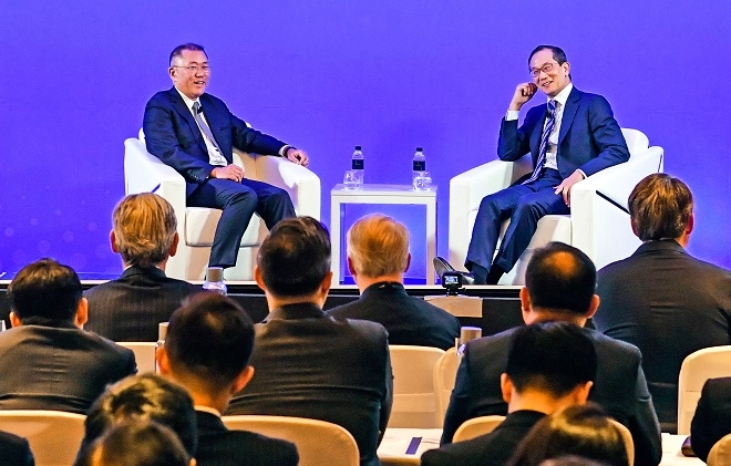 정의선 현대차그룹 수석부회장(왼쪽)과 이규성 칼라일그룹 공동대표. (사진=현대차)