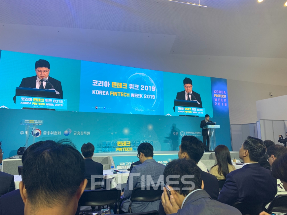 전길수 금융감독원  IT·핀테크전략국 선임국장이 23일 동대문디자인플라자(DDP)에서 열린 '코리아 핀테크 위크 2019'에서 금융감독원 주관 '레그테크·섭테크 쇼케이스'에서 축사를 하고 있다./사진=전하경 기자