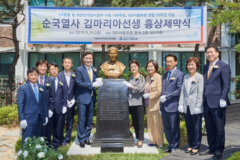 △(왼쪽 다섯번째부터) 김상택 SGI서울보증 대표이사, (사)김마리아선생기념사업회 이미자 회장, 김진선 정신여중·고 총동문회장, 김영종 종로구청장, 유양순 종로구의회 의장, 3.1운동 및 임시정부수립100주년 기념추진사업위원회 정원영 박사가 24일(금) SGI서울보증 본사에서 열린 김마리아 선생 흉상 제막식에서 기념촬영을 하고 있다. / 사진=SGI서울보증