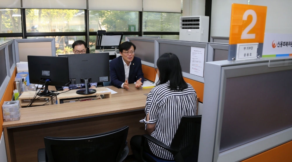 김중식 신용회복위원회 사무국장이 서대구서민금융통합지원센터에서 일대일 상담을 하고 있다./사진=신용회복위원회