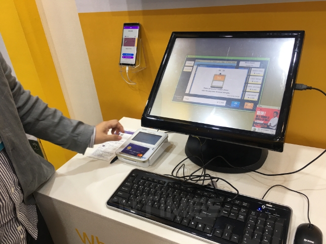 KB국민카드 관계자가 알파원 카드의 시스템을 설명하고 있다. / 사진 = 유선희 기자