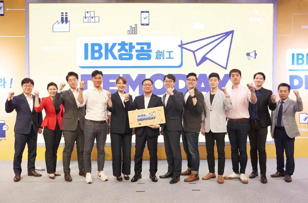 23일 을지로 IBK파이낸스타워에서‘2019 IBK창공 마포 2기 데모데이’를 마치고 조광진 창업벤처기업부장(왼쪽 여섯 번째)과 ‘IBK창공 마포 2기’ 육성기업 대표들이 기념촬영을 하고 있다. / 사진= 기업은행