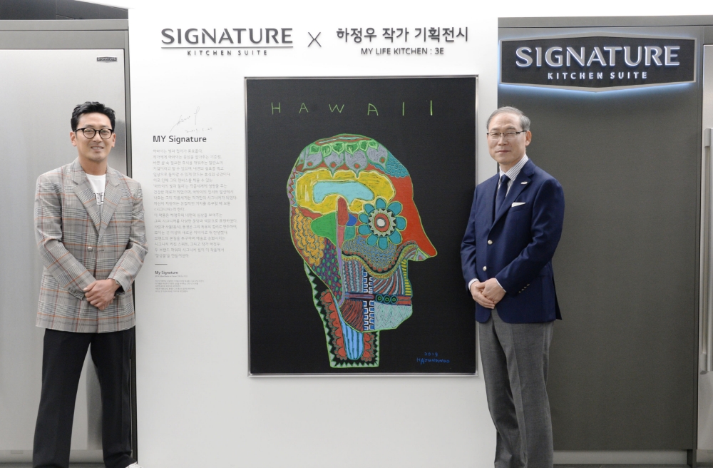 △작가 하정우와 송대현 LG전자 H&A사업본부장(사장)이 하정우의 시그니처 작품 앞에서 포즈를 취하고 있다/사진=LG전자