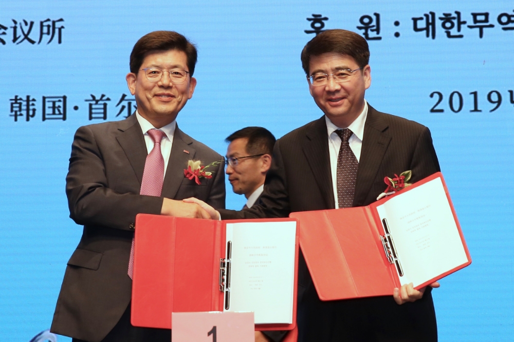 (왼쪽부터) 빈대인 부산은행장, 후홍 중국 난징시 부시장이 27일 오후 서울 신라호텔에서 중국 난징시와 난징지점 개설을 위해 상호협력을 강화하는 내용의 MOU를 체결 후 기념촬영을 하고 있다./사진=부산은행