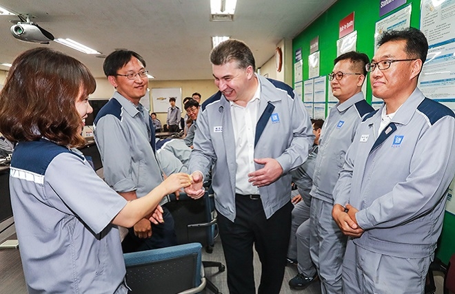 카허 카젬 한국지엠 사장(가운데). (사진=한국지엠)
