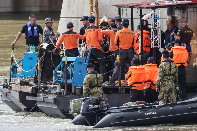 한국에서 파견된 신속구조대원들이 3일(현지시간) 헝가리 다뉴브강에서 유람선 침몰 지역 및 인양 점검을 위한 잠수부 투입을 준비하고 있다. [사진=뉴스핌]