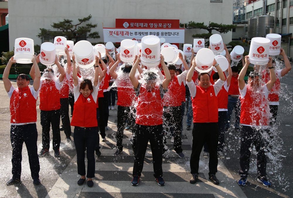 롯데제과 아이스버킷 챌린지. (앞줄 가운데)롯데제과 민명기 대표이사. /사진제공=롯데제과
