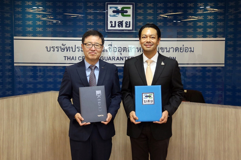 정윤모 기술보증기금 이사장과 락 보라킷포카통 태국신용보증공사(TCG) 대표가 협약식 후 기념촬영을 하고 있다./사진=기술보증기금