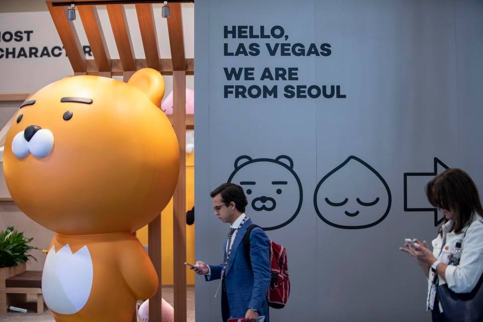 △카카오프렌즈가 미국 라스베가스에 꾸린 부스의 모습. 듬직한 라이언이 입구에서 참가자들을 반기고 있다/사진=오승혁 기자(자료 편집)