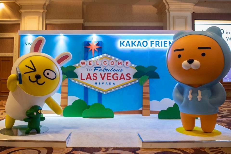 △라스베가스 부스에서 참가자들을 반기고 있는 후디 라이언과 스마트폰을 쓰는 무지, 앞에서 장난치는 콘의 모습/사진=오승혁 기자(자료 편집)