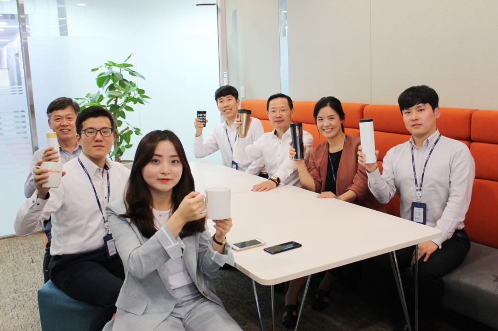 △장주성 IBK연금보험 대표이사와 직원들이 플라스틱 챌린지에 동참하고 있다. / 사진=IBK연금보험