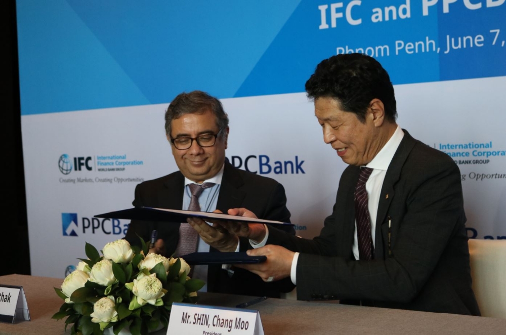 신창무 프놈펜상업은행장(오른쪽)이 IFC(International Finance Corporation)와 '상호위험 분담을 통한 캄보디아 중소기업 대출 확대'를 위한 업무협약을 체결하고 있다./사진=JB금융지주