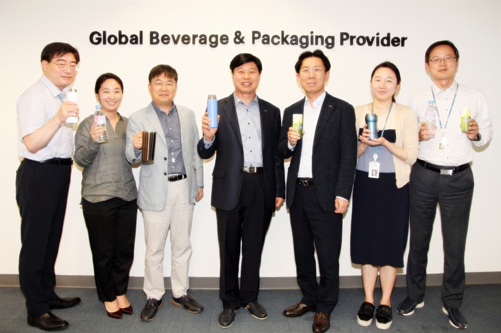 삼양패키징 이경섭 대표이사(가운데)가 릴레이 친환경 캠페인 플라스틱 프리 챌린지에 동참 후 임직원과 함께 기념촬영을 하고 있다. /사진제공=삼양홀딩스