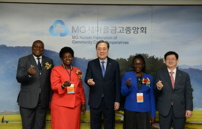 새마을금고 및 초청연수에 참가한 우간다 관계자들이 기념촬영을 하고 있다. 왼쪽에서 세 번째 박차훈 새마을금고중앙회장, 왼쪽에서 다섯 번째 황국현 지도이사, 왼쪽에서 첫 번째 조셉 키탄드웨 협동조합국 국장, 왼쪽에서 두 번째 그레이스 초다 무역산업협동조합부 차관(대행), 왼쪽에서 네 번째 루시 아뮬렌 음피지주 행정시장. / 사진 = 새마을금고중앙회