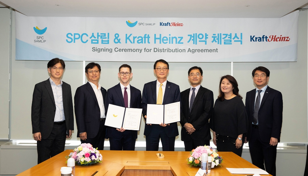 SPC삼립과 크래프트 하인즈 계약 체결식에서 SPC삼립 이석환 사장(우측 네번째)과 크래프트 하인즈 스티븐 브릭스 북동 아시아 총괄 디렉터(우측 다섯번째)가 기념 촬영을 하고 있다. /사진제공=SPC삼립