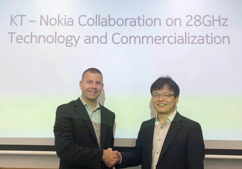 △이수길 KT 네트워크연구기술단장 상무(오른쪽)와 노키아 5G사업총괄 마크 앳킨슨(Mark Atkinson) 부사장(왼쪽)이 미팅 후 기념사진을 촬영하고 있다/사진=KT