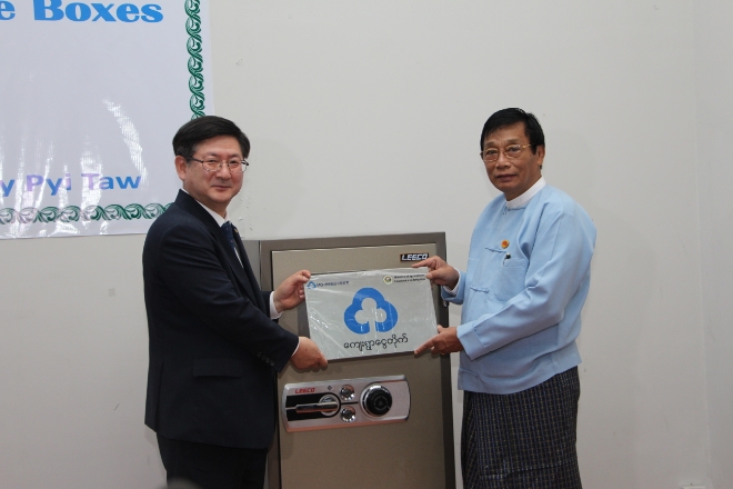 새마을금고중앙회와 미얀마 농축산관개부 간 MOU 체결을 기념해 황국현 지도이사(사진 왼쪽)가 우흘라쩌 차관(사진 오른쪽)에게 새마을금고 철제금고를 기증하고 있다. / 사진 = 새마을금고중앙회