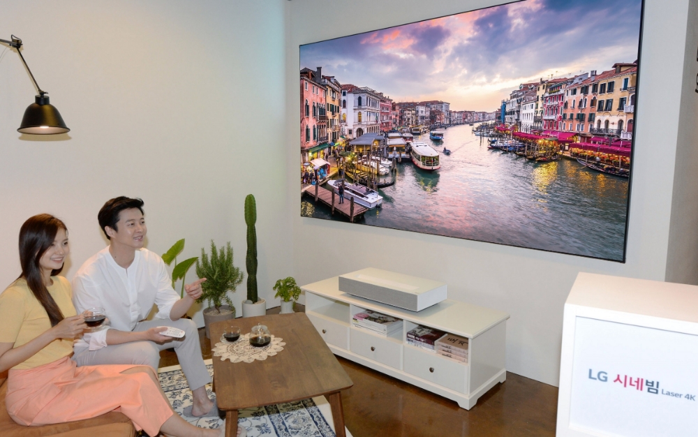 △LG전자 모델들이 새로이 출시한 시네빔을 홍보하고 있다/사진=LG전자
