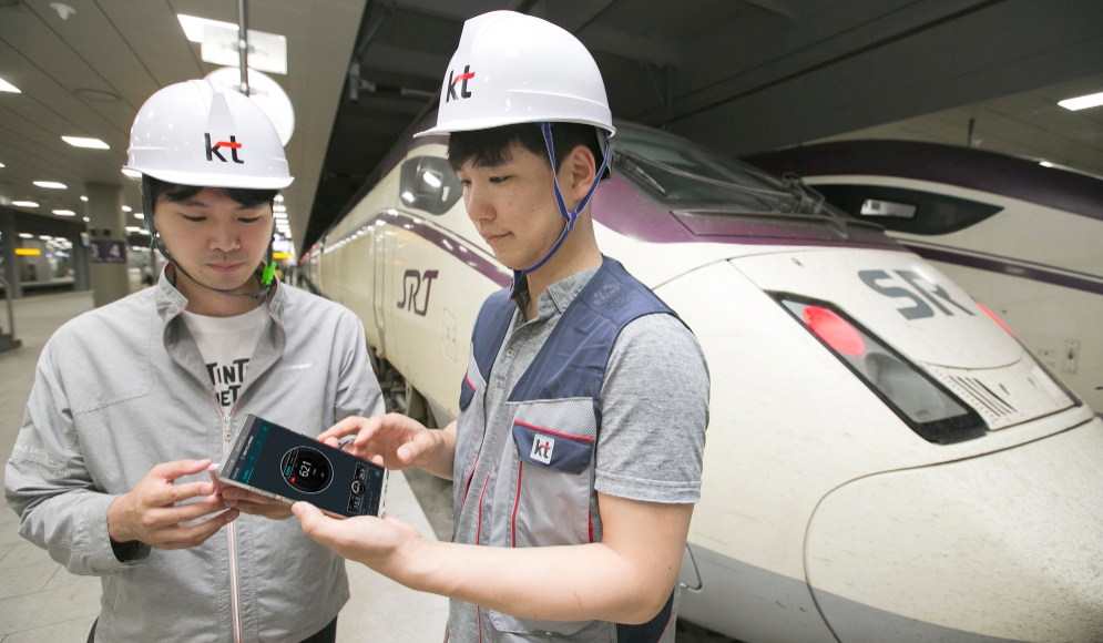 △KT 네트워크 담당 직원이 SRT 수서역에서 5G 인빌딩 서비스 구축 현장을 점검하고 있다/사진=KT